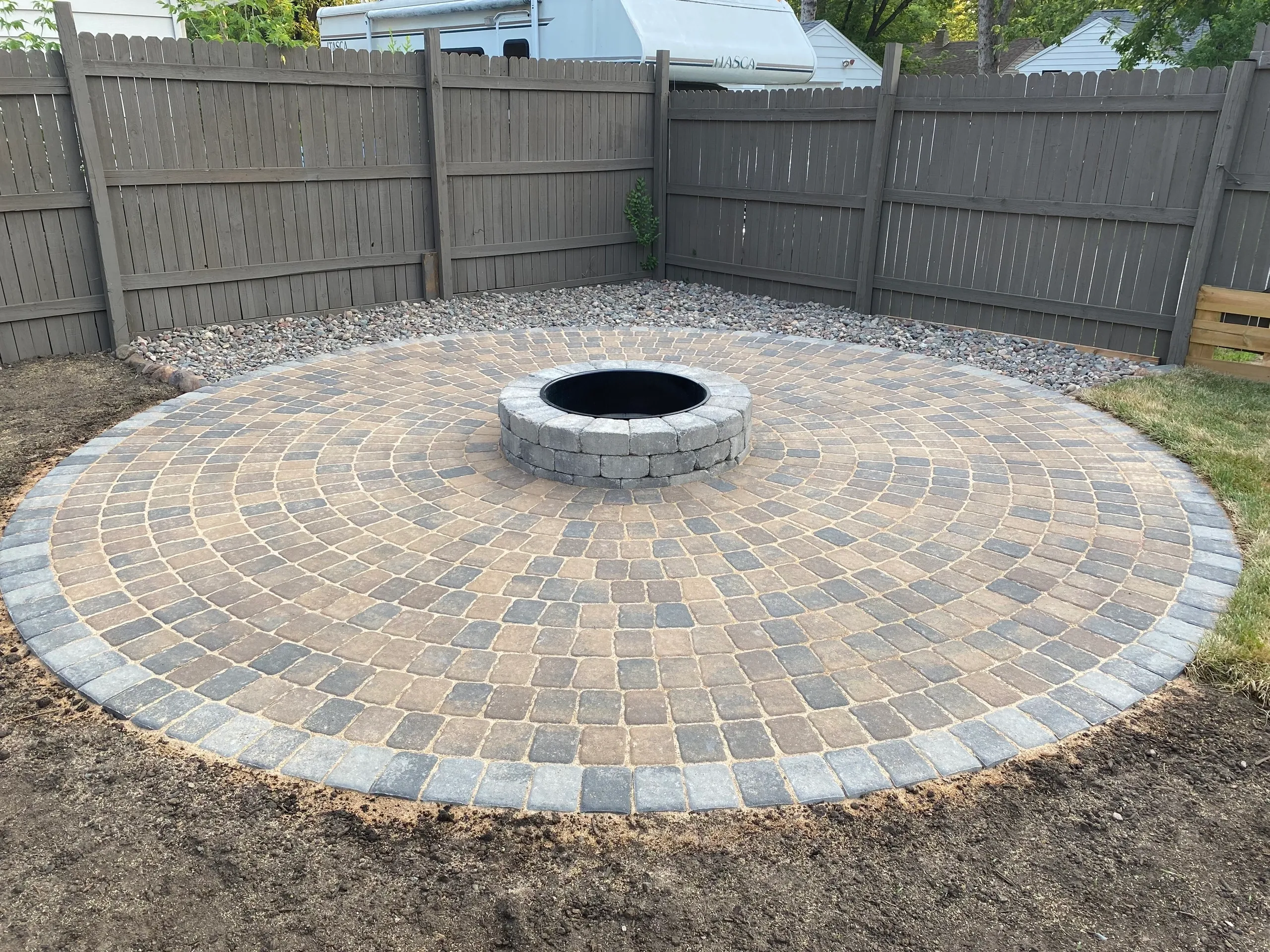 A fire pit in the middle of an outdoor patio.